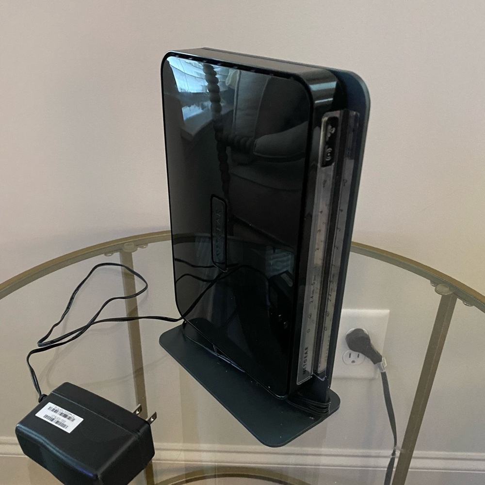 Netgear N750 Dual Band Router - Picture 2 of 4